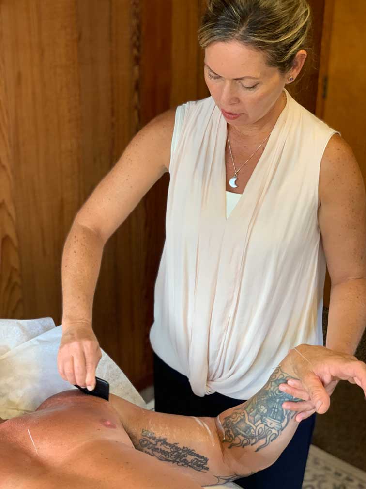 https://santacruzfamilyacupuncture.com/wp-content/uploads/2021/09/Santa-Cruz-Family-Acupuncture-Spring-Smith-Gua-Sha-Shoulder.jpg